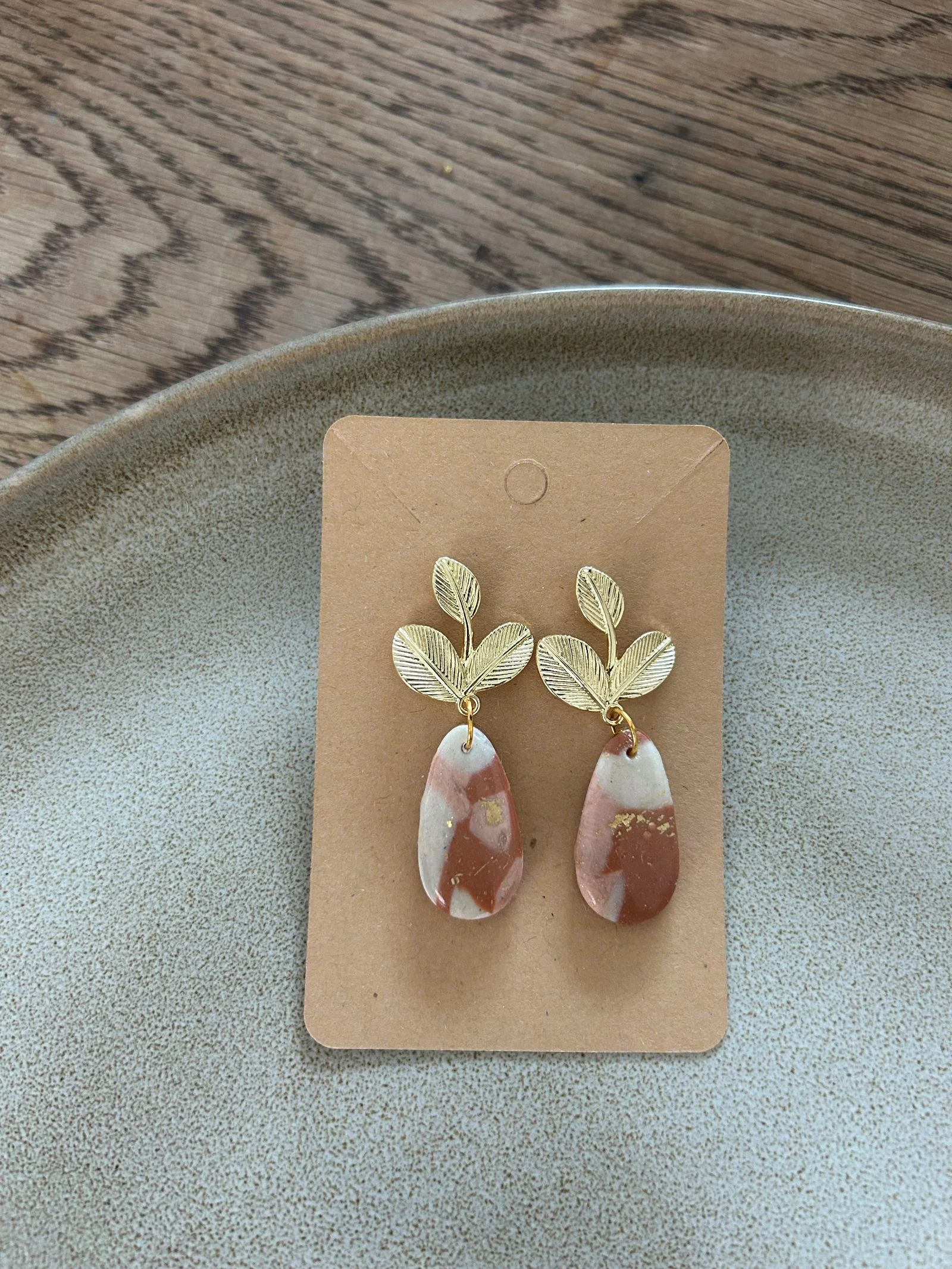 *nieuw* bruine met beige oorbellen 